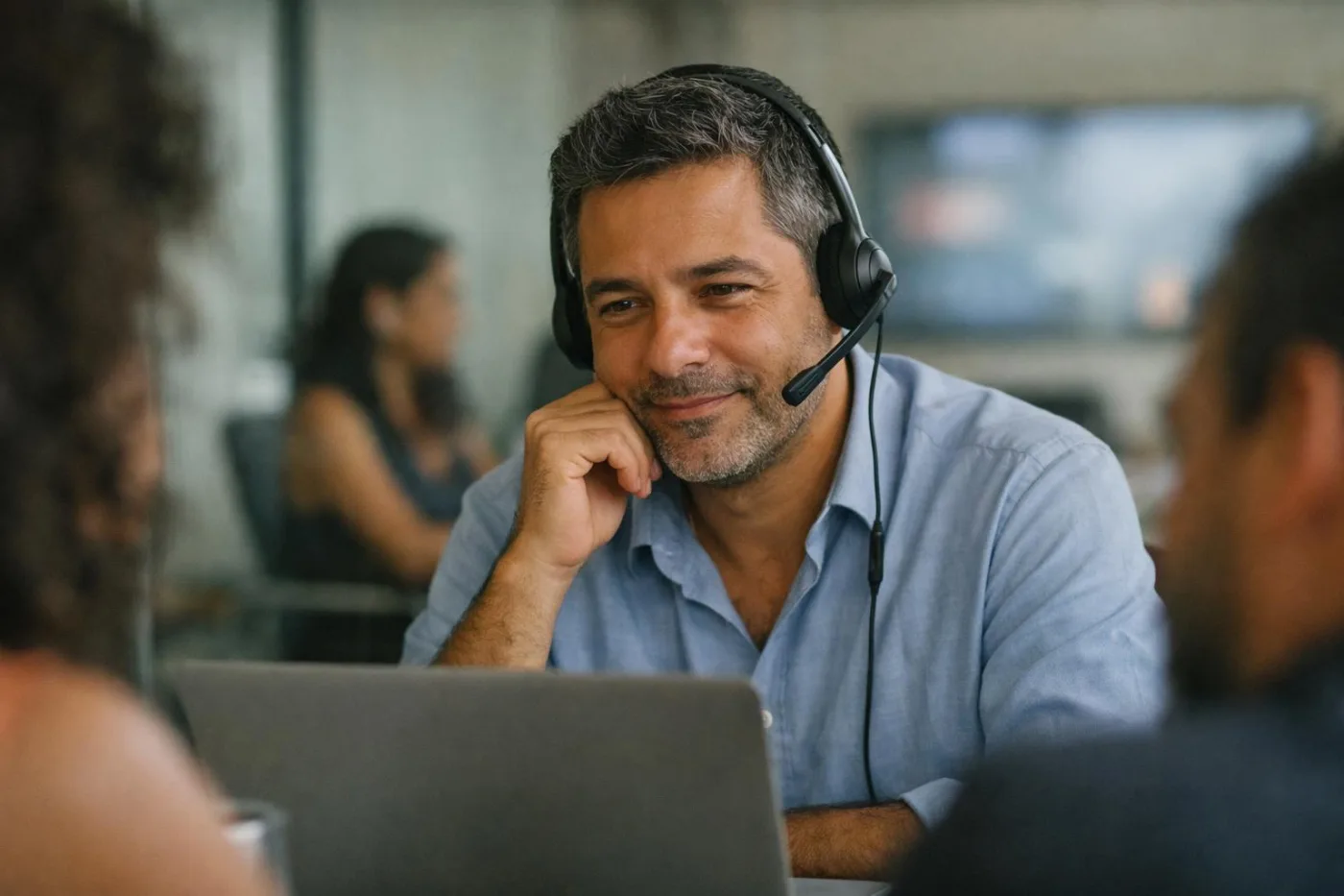 Gestor brasileiro ouvindo uma ligação feita por agente de IA no headset